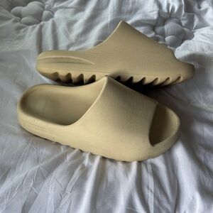 Cream/Tan Yeezy slides Men size 8